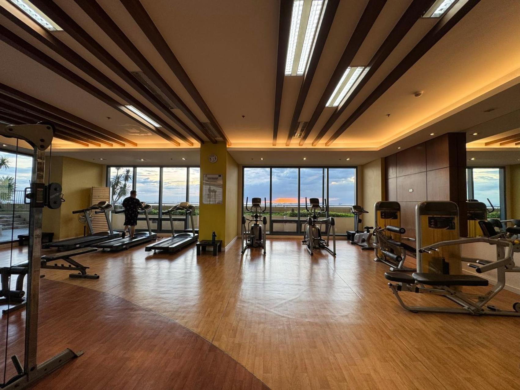 Grand Riviera Suites Manila Bagian luar foto