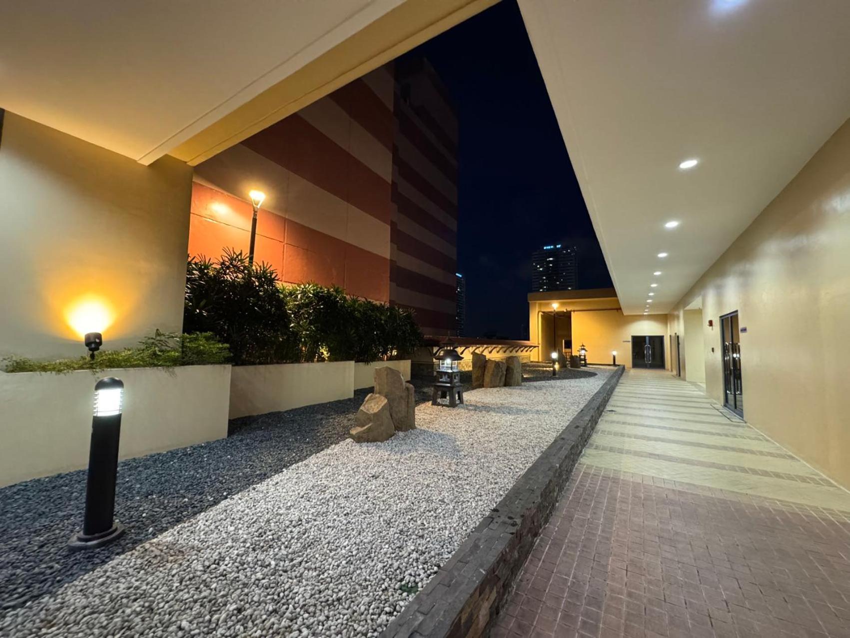 Grand Riviera Suites Manila Bagian luar foto
